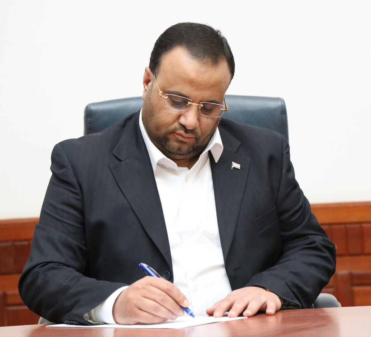 يجب أن نحيي ذكرى مولد الرسول الأكرم بشكل غير مسبوق ليقف الله معنا ويفهم أعداؤنا  أننا أمة تتمسك برموزها ،
الشهيد الرئيس صالح الصماد.