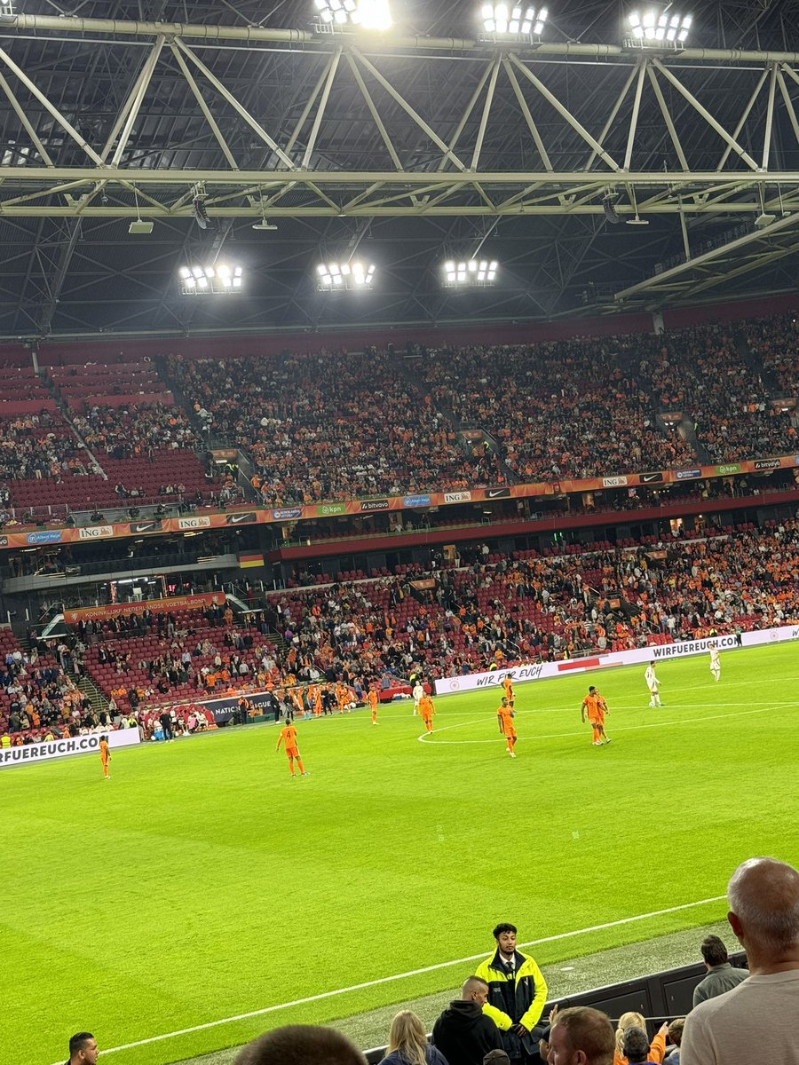 _Merel_'s tweet image. Weer effe thuis.🧡⚽️🦁 #NEDdui 
(❌❌❌)