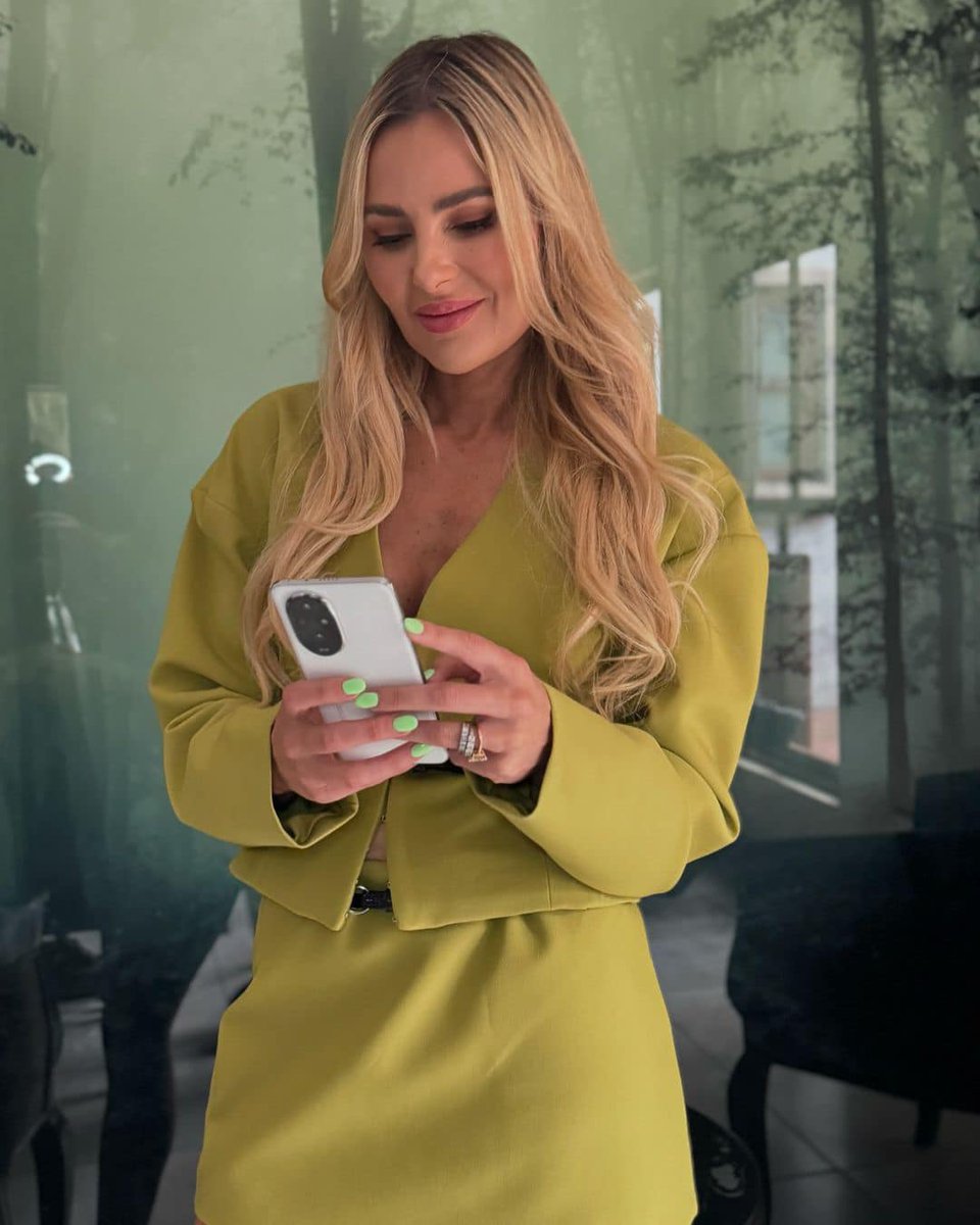 KarlienVanJ's tweet photo. @HonorAfrica Ek is mal oor die elegante ontwerp van hierdie foon!! Hierdie Pêrel kleur is my gunsteling! Ultra thin and light! Eye comfort display! Silicon-carbon battery!
#honor200series https://t.co/TewwR0J8KG
