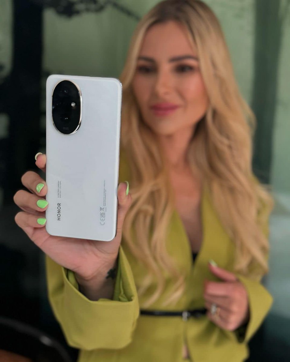 KarlienVanJ's tweet photo. @HonorAfrica Ek is mal oor die elegante ontwerp van hierdie foon!! Hierdie Pêrel kleur is my gunsteling! Ultra thin and light! Eye comfort display! Silicon-carbon battery!
#honor200series https://t.co/TewwR0J8KG