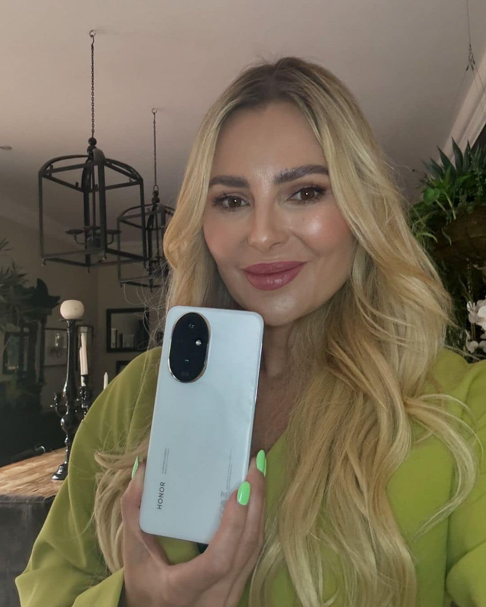 KarlienVanJ's tweet photo. @HonorAfrica Ek is mal oor die elegante ontwerp van hierdie foon!! Hierdie Pêrel kleur is my gunsteling! Ultra thin and light! Eye comfort display! Silicon-carbon battery!
#honor200series https://t.co/TewwR0J8KG