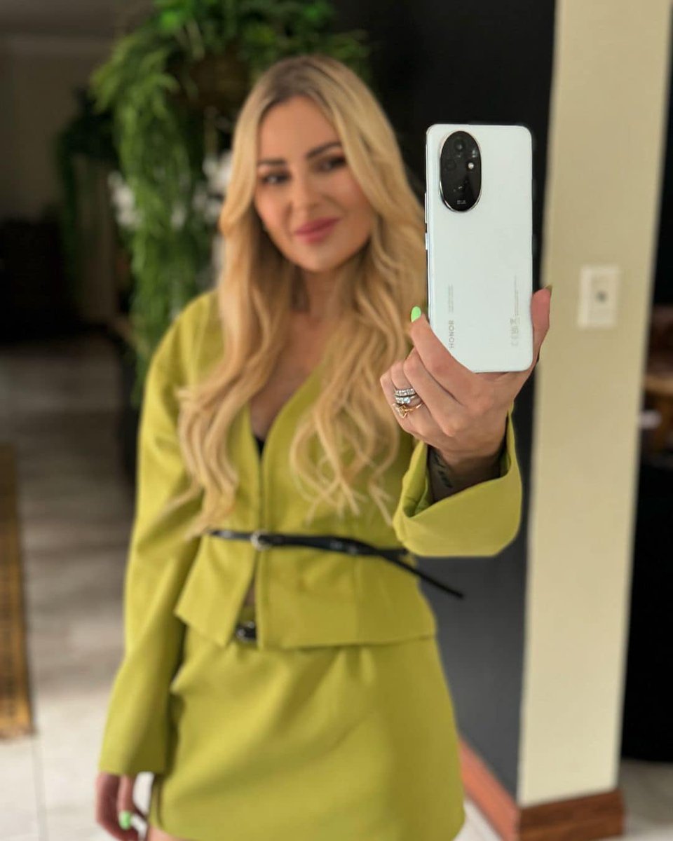 KarlienVanJ's tweet photo. @HonorAfrica Ek is mal oor die elegante ontwerp van hierdie foon!! Hierdie Pêrel kleur is my gunsteling! Ultra thin and light! Eye comfort display! Silicon-carbon battery!
#honor200series https://t.co/TewwR0J8KG