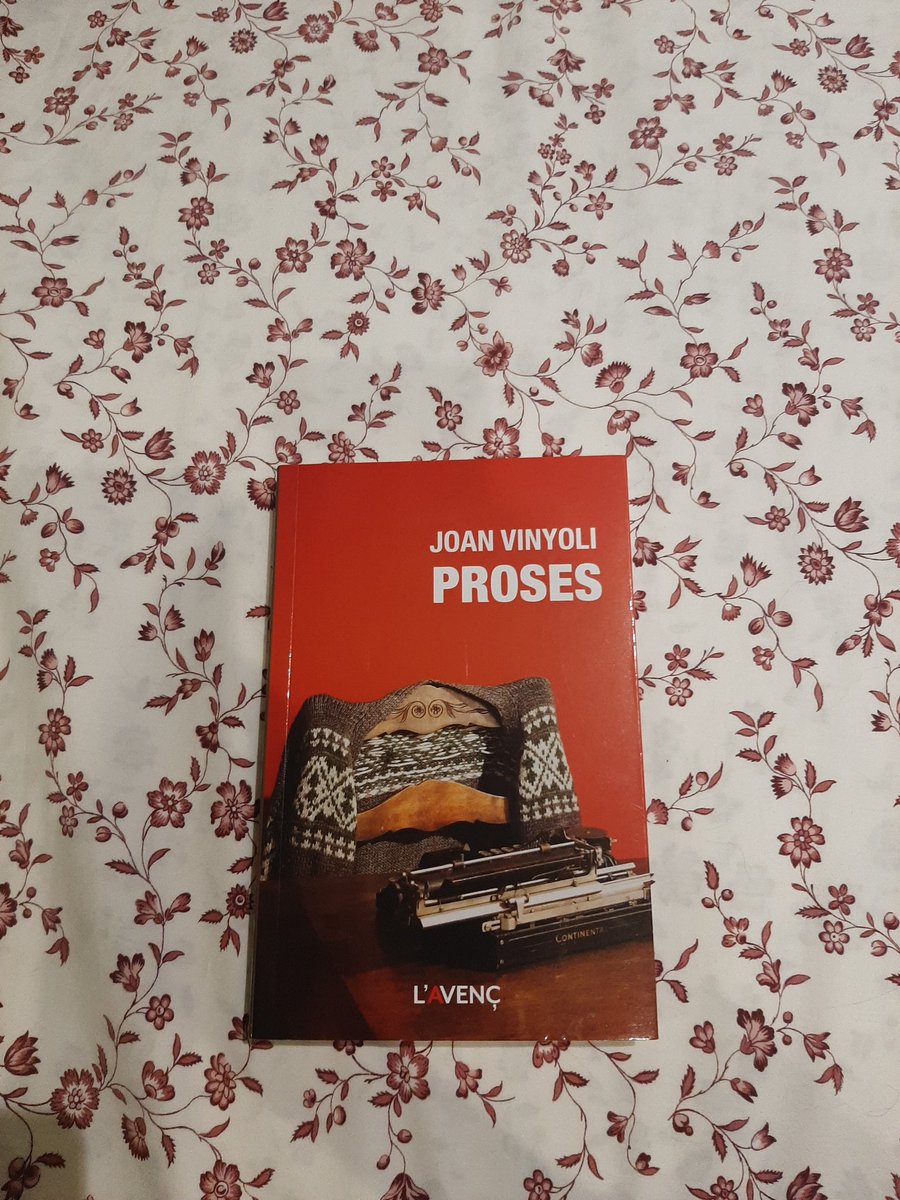 🥰 No puc estar més contenta i orgullosa de tenir aquest llibre entre les mans 
📖 Proses de Joan Vinyoli a cura de <a href="/Gina4224/">Georgina</a> i publicat per l'<a href="/L_Avenc/">L’Avenç</a> 
🤎 Tinc una amiga que és una crack i que ha preparat això amb molta estima! Doneu-li una oportunitat!