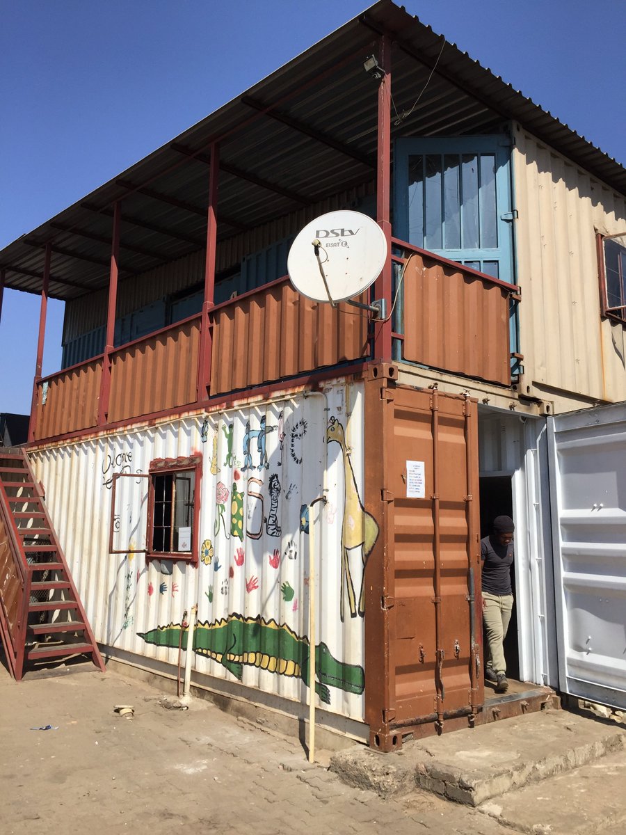 _fatsonthite's tweet image. Planting peach trees at Little Rose Centre with Manager Nhlanhla and his colleague 🌱 

@missearth_sa

Photography by Dad 👨🏿‍🦲❤️ (first and second frame)

#missearthsa #arbourweek #treeplanting #community #soweto