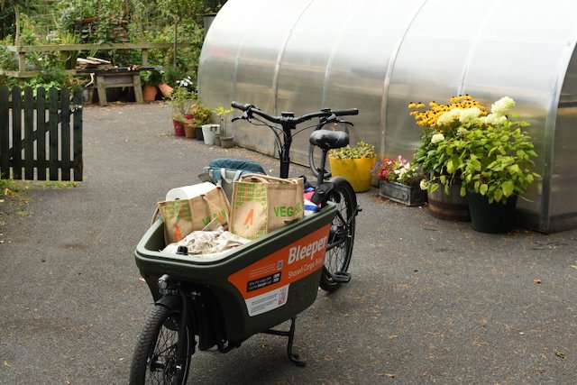 Used this Dolly electric cargo bike via <a href="/BleeperActive/">Bleeper</a> /<a href="/dccBETA/">Dublin City Council BETA</a>  cargo bike scheme to transport enough food and drink for 12 people to a picnic. All quiches and apple tarts arrived intact👍 €25 for 1 day rental and a lot of fun to cycle. 1/2
#CargobikeSharingBETA