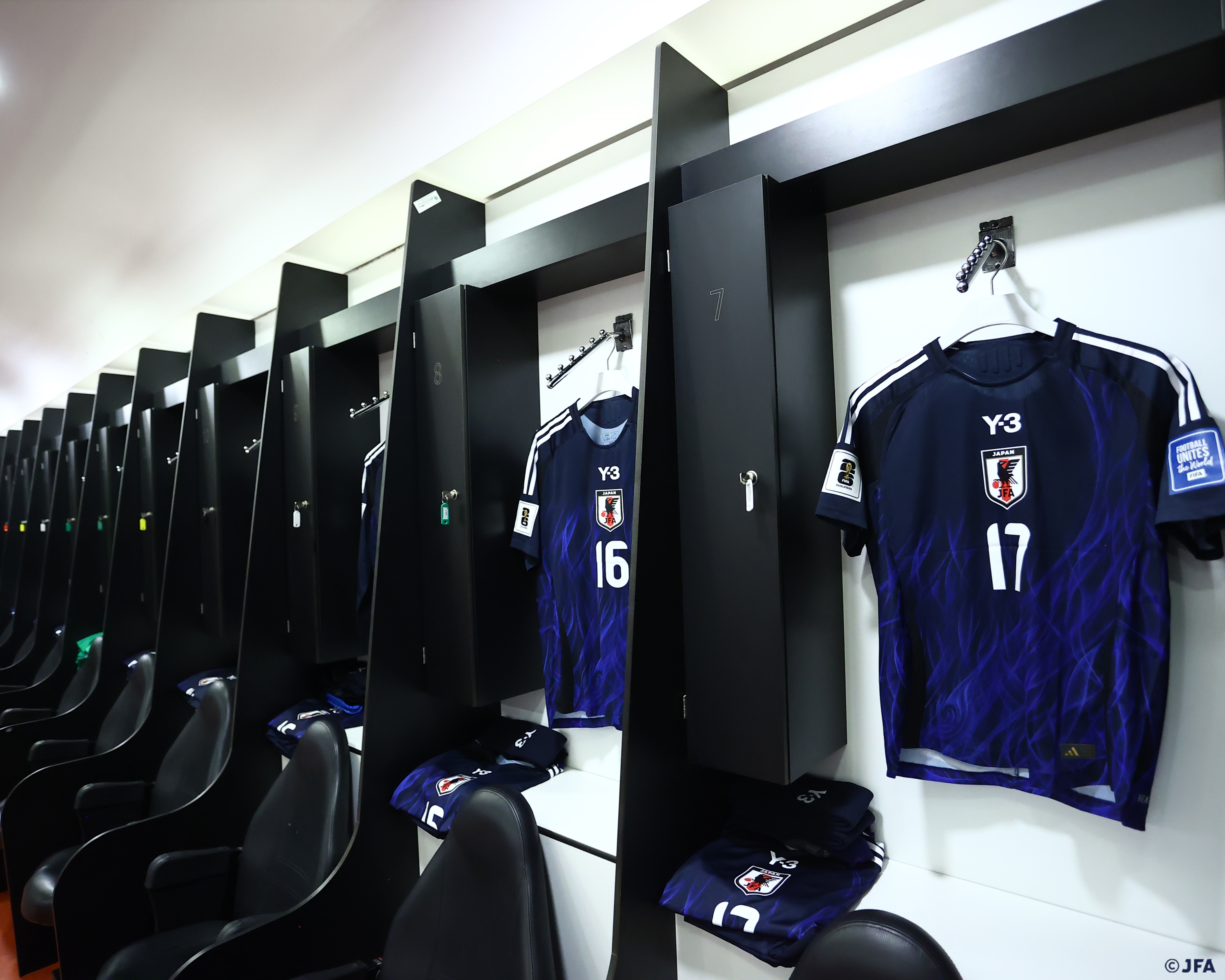 ルーカス・フラデツキー直筆サイン入り超大型写真…フィンランド代表サッカー選手 Amazon.co.jp: ルーカスフラデツキー直筆サイン入り超大型写真