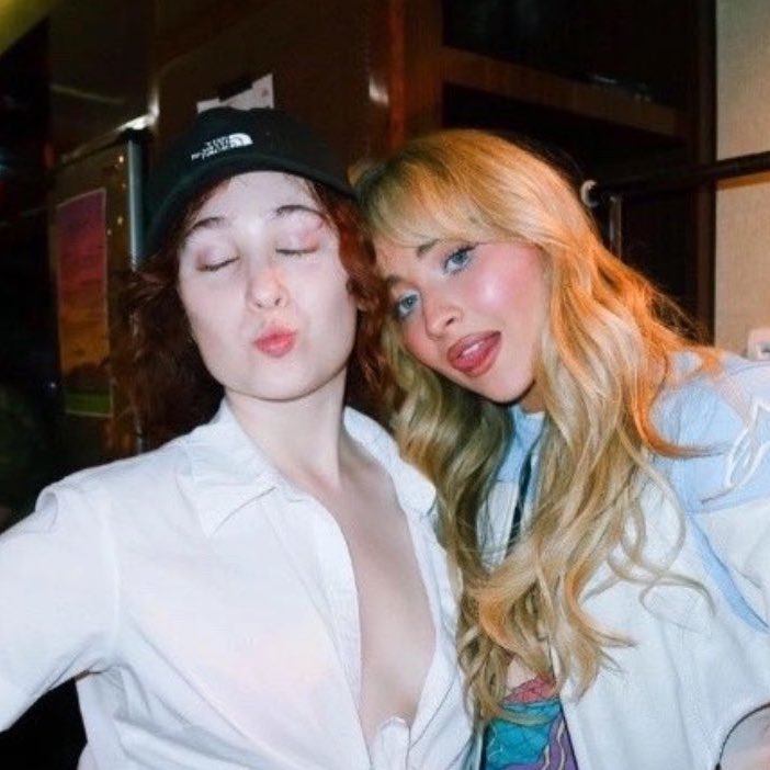 SCANews_'s tweet photo. 🚨| Chappell Roan reveals Rolling Stone she &amp; Sabrina met to unpack their overwhelming success.

"We’re both going through something so f**king hard… she just feels like everything is flying, and she’s just barely hanging on. It was just good to know someone else feels that way" https://t.co/ajOZFxZfPY