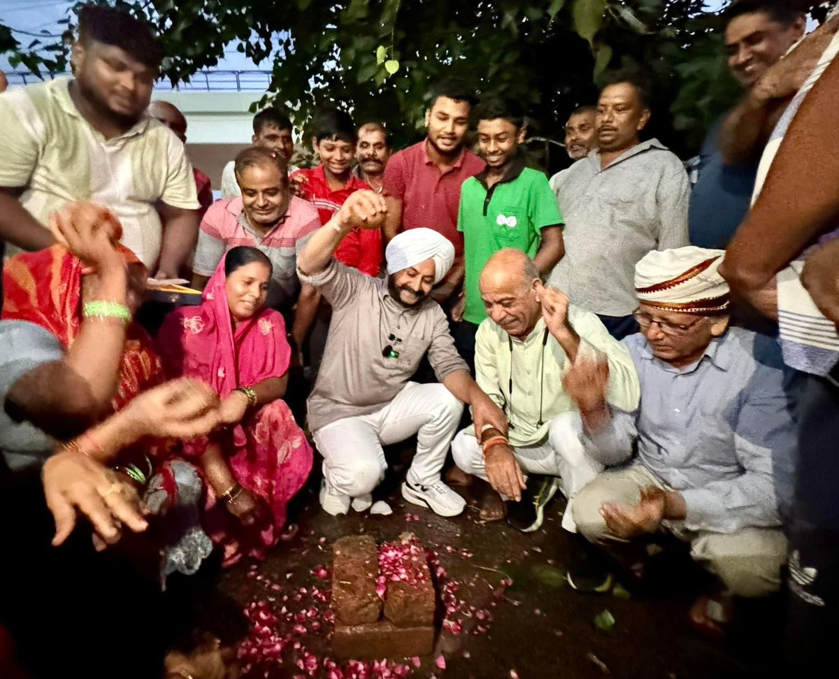 AshokMaanuAap's tweet photo. ☺️विकास कार्यों के उद्घाटन पर फूटने वाले नारियल से डरती है भाजपा..
विधायक जरनैल सिंह जी के साथ आज शहीद भगत सिंह कॉलोनी तिलक नगर में नए टॉयलेट ब्लॉक व स्ट्रीट लाइट्स लगवाने के कामों का शुभारंभ किया गया..✨🎉
#TilakNagarDevelopment
#PublicForProgress #MLAAtYourDoor #TogetherForGrowth #PublicMeeting #Development #mcdmebhikejriwal #ashokmaanu #Ward101 #wardtilaknagar #MeraKaamHiMeriPehchan
#AskJitender #delhigovernment #delhidiaries #Delhi
