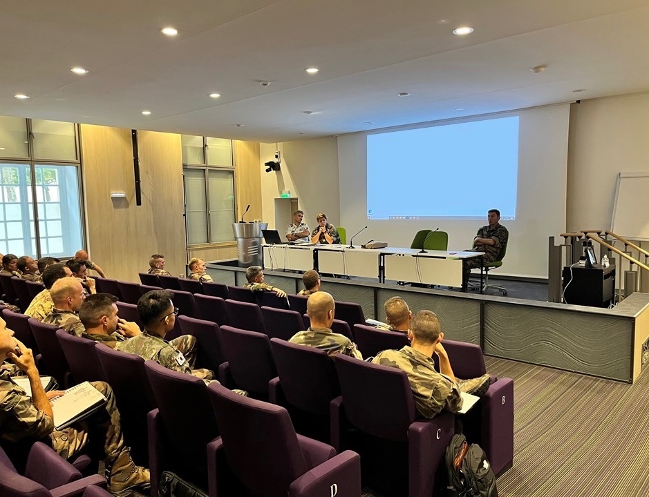 EdgTerre's tweet photo. La scolarité de la 138e promotion de  l’ @EdgTerre  a débuté par un colloque portant sur la fraternité et la densification des forces morales, en présence notamment du général de la Grand’Rive, officier général en charge des blessés de l’ @armeedeterre . https://t.co/Xm4tuzVyuu