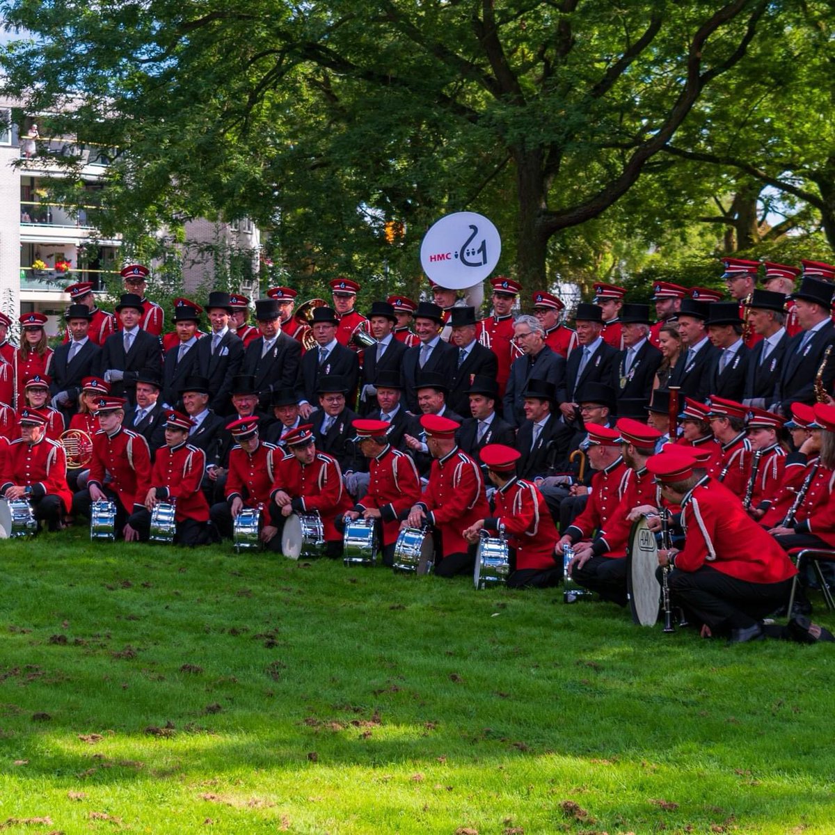 𝗧𝗿𝗮𝗱𝗶𝘁𝗶𝗲 𝗲𝗻 𝘁𝗼𝗲𝗸𝗼𝗺𝘀𝘁 𝗵𝗮𝗻𝗱 𝗶𝗻 𝗵𝗮𝗻𝗱 🤝

Afgelopen zondag verwelkomden we vijf nieuwe ereraadsleden en in de stralende zon maakten we een nieuwe corpsfoto. Een mooie impuls voor de toekomst van ons corps! 

Meer zien? Check de foto's op onze website.