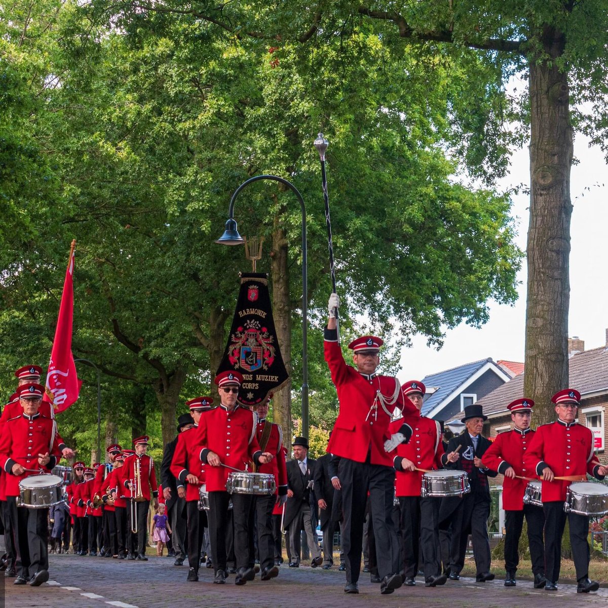 HMC_Helmond's tweet photo. 𝗧𝗿𝗮𝗱𝗶𝘁𝗶𝗲 𝗲𝗻 𝘁𝗼𝗲𝗸𝗼𝗺𝘀𝘁 𝗵𝗮𝗻𝗱 𝗶𝗻 𝗵𝗮𝗻𝗱 🤝

Afgelopen zondag verwelkomden we vijf nieuwe ereraadsleden en in de stralende zon maakten we een nieuwe corpsfoto. Een mooie impuls voor de toekomst van ons corps! 

Meer zien? Check de foto's op onze website. https://t.co/iivOsfiCat
