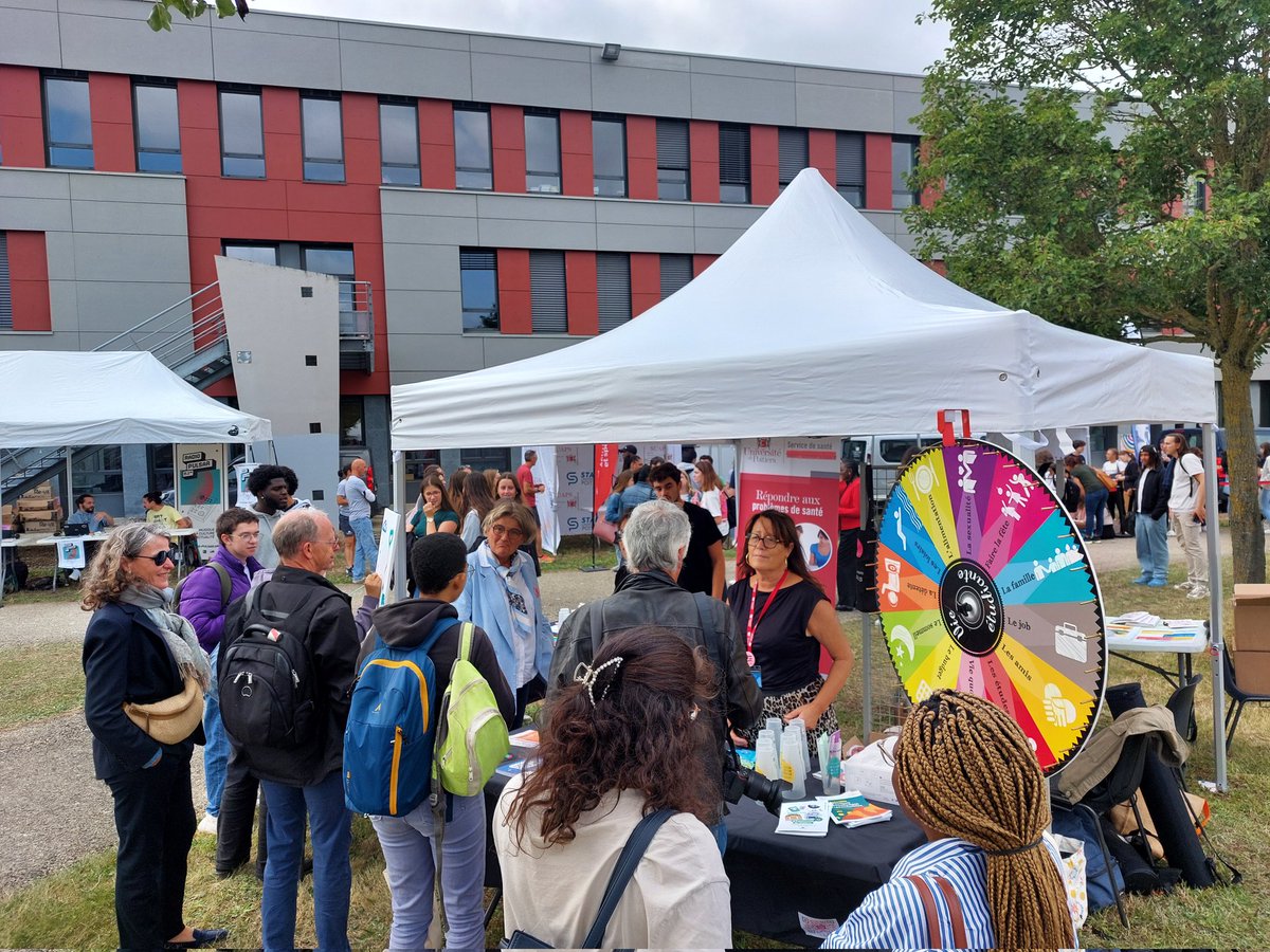 virginie_laval's tweet photo. Le village étudiant de @UnivPoitiers est ouvert ! Un instant festif dédié à nos #associations étudiantes et à la vie étudiante. La réussite étudiante est plurielle, elle passe aussi par ces moments d'accueil et de partage.
👏 Merci et bravo aux équipes qui organisent ce moment ! https://t.co/itldTkduuA