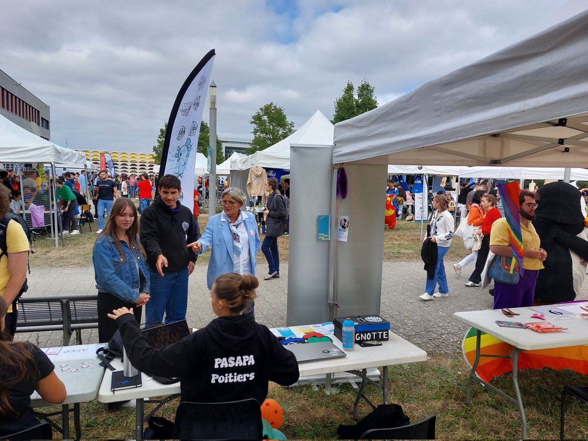 Le village étudiant de <a href="/UnivPoitiers/">Université de Poitiers</a> est ouvert ! Un instant festif dédié à nos #associations étudiantes et à la vie étudiante. La réussite étudiante est plurielle, elle passe aussi par ces moments d'accueil et de partage.
👏 Merci et bravo aux équipes qui organisent ce moment !