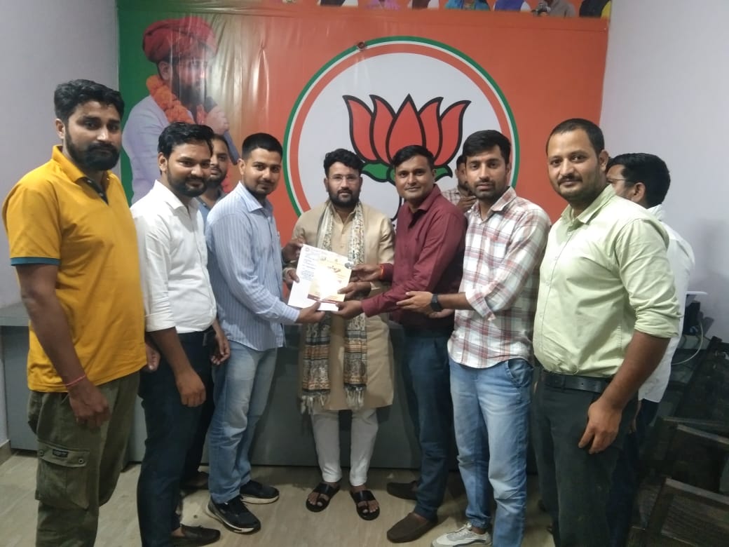 TheUpenYadav's tweet image. कम्प्यूटर अनुदेशक संघ के प्रतिनिधि मंडल द्वारा 15 सितम्बर को दीप स्मृति ऑडिटोरियम, मानसरोवर जयपुर में आयोजित होने वाले प्रथम राज्य स्तरीय मिलन समारोह के लिए भाजपा प्रधान कार्यालय, खोजावाला आकर आमंत्रित किया।
15 सितम्बर को मिलन समारोह में आप सभी बीच उपस्थित रहूंगा।