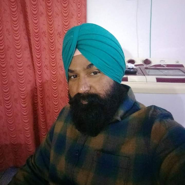 GurdeepMaan79's tweet photo. I am a proud Sikh and a proud Indian. 

I wear Kada &amp; Turban proudly and nobody stops me to wear it in India. 

Stop using Sikhs for your poisonous propaganda @RahulGandhi !
😡 https://t.co/AFFogbQiur
