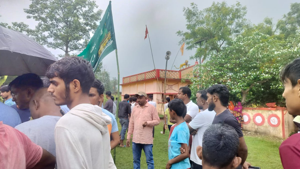 SamayRajput4's tweet photo. हिंदुत्व के लिए सदा तत्पर रहने वाले  #BJP के सच्चे और वरिष्ट नेता @BorderGupta  जी सरिया केश्वरी में दुर्गा मंदिर के सामने मुस्लिम द्वारा अपना झंडा लगा दिया था जैसे ही पता चला तत्परता दिखाते हुए आशीष कुमार बॉर्डर पहुंचे! ओर झंडा को उखाड़ फेंकें!2 दिन का अल्टीमेटम देते हुवे....... https://t.co/Dq4DCsPtpM