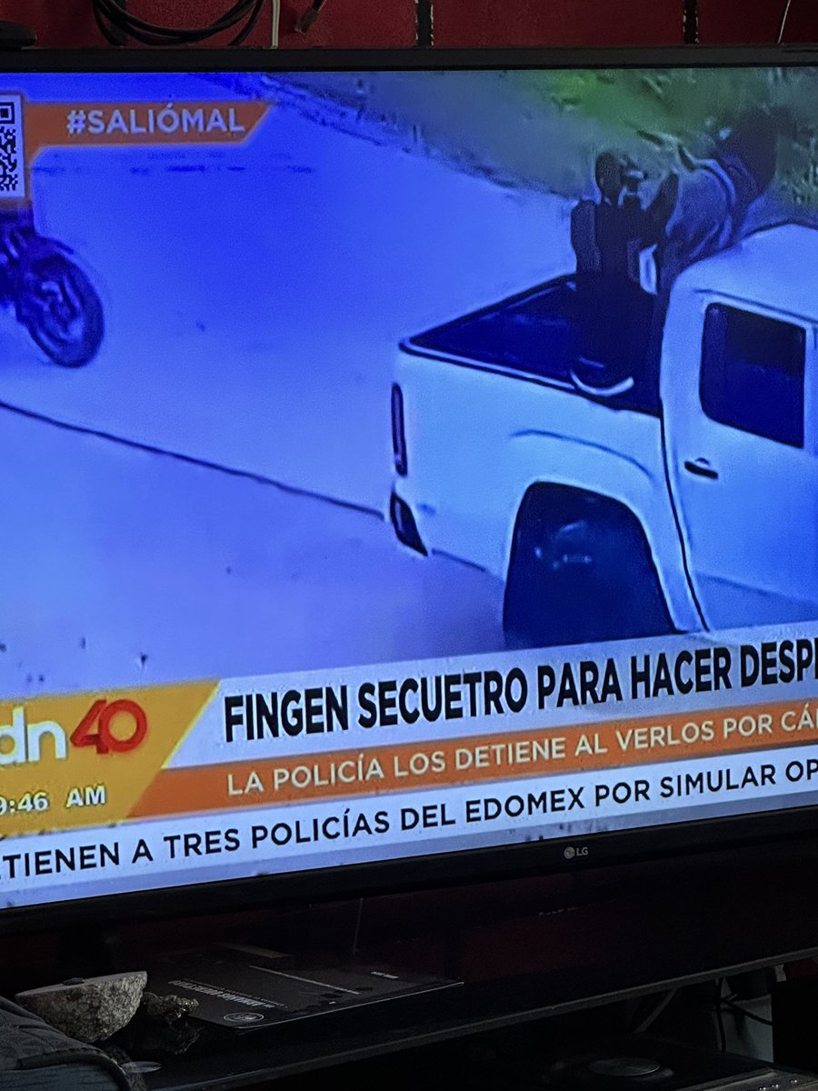 adywhisper's tweet photo. No soy de poner atención a las noticias. Pero justo hoy que leo el cintillo de la noticia en pantalla, aparece esto… @adn40 hay que poner atención del copy 🙈

Fingen secuetro… así sin s… https://t.co/KQESNSn0Lv