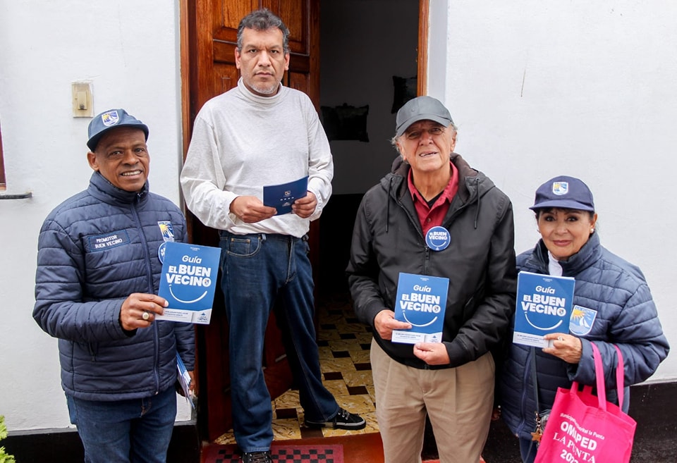 LapuntaOficial's tweet photo. LA GUÍA DEL BUEN VECINO
El lunes 2, nuestro equipo del área de Calidad inició la entrega de la guía "El Buen Vecino". La distribución se llevó a cabo puerta a puerta, asegurando que cada residente reciba la información necesaria para contribuir al bienestar del distrito. https://t.co/CXNUcumyff