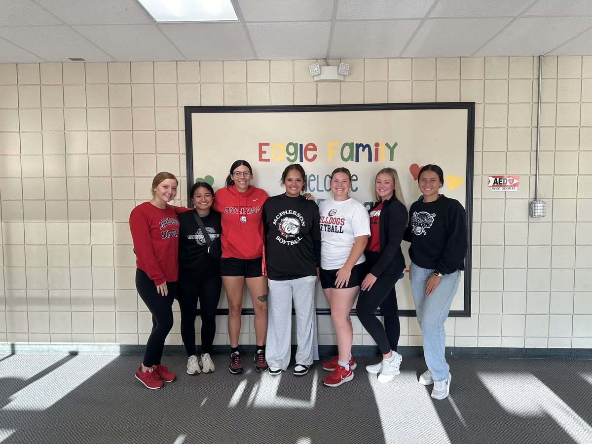 Bulldogs about town for High Five Friday!

The Men’s Basketball, Baseball and Softball squads hit up the United Way Party in The Park event, Eisenhower Elementary and Washington Elementary this past Friday! 

Always great to give back to the McPherson Community!

#BulldogPride