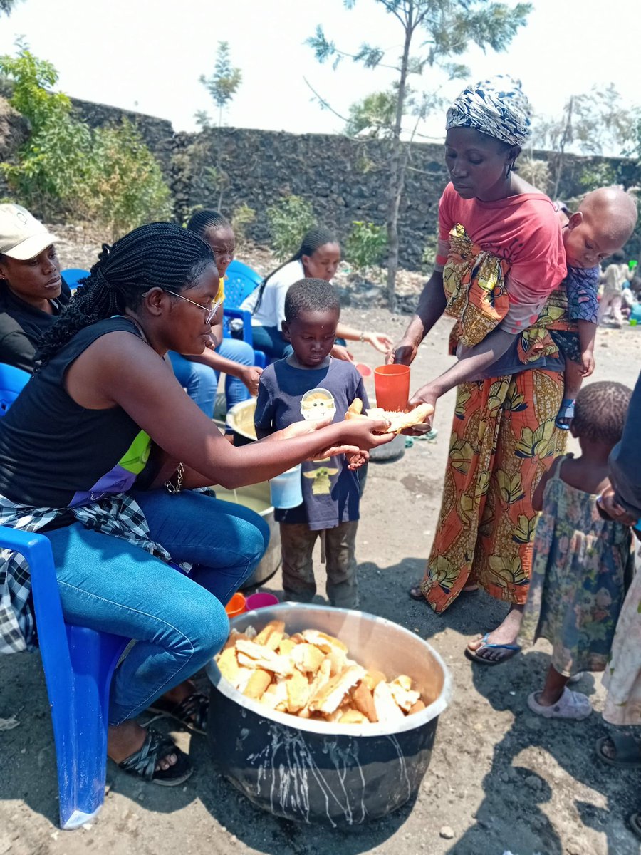 WalikaleF's tweet photo. Nous demandons votre assistance SvP pour aider les enfants orphelins déplacés de guerre de #Goma #Lushagala #Bulengo #Munganga https://t.co/Q1oKcUFMQ0 please @davido @rkitsita @LydiaMutyebele @fallyipupa01 @ferregola @KMbappe https://t.co/IFvACg8D48