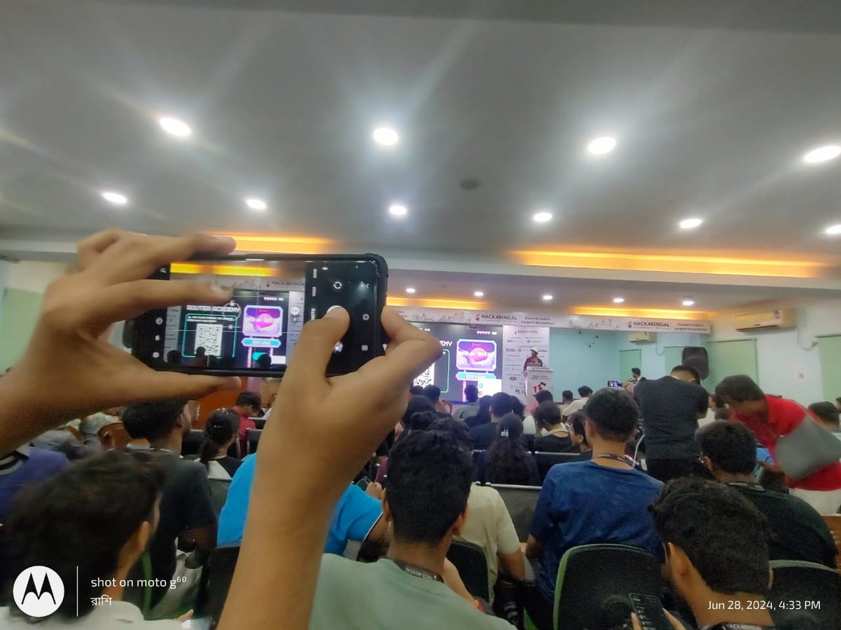 SuperRabbitsDAO's tweet photo. Nomoshkar Bengal! 🐅

@ArghyaChow14 spoke at @hack4bengal in Kalyani, inspiring 300+ attendees.

His dedication is driving Bengal's Web3 growth! 🚀 https://t.co/d5UntHDH4b