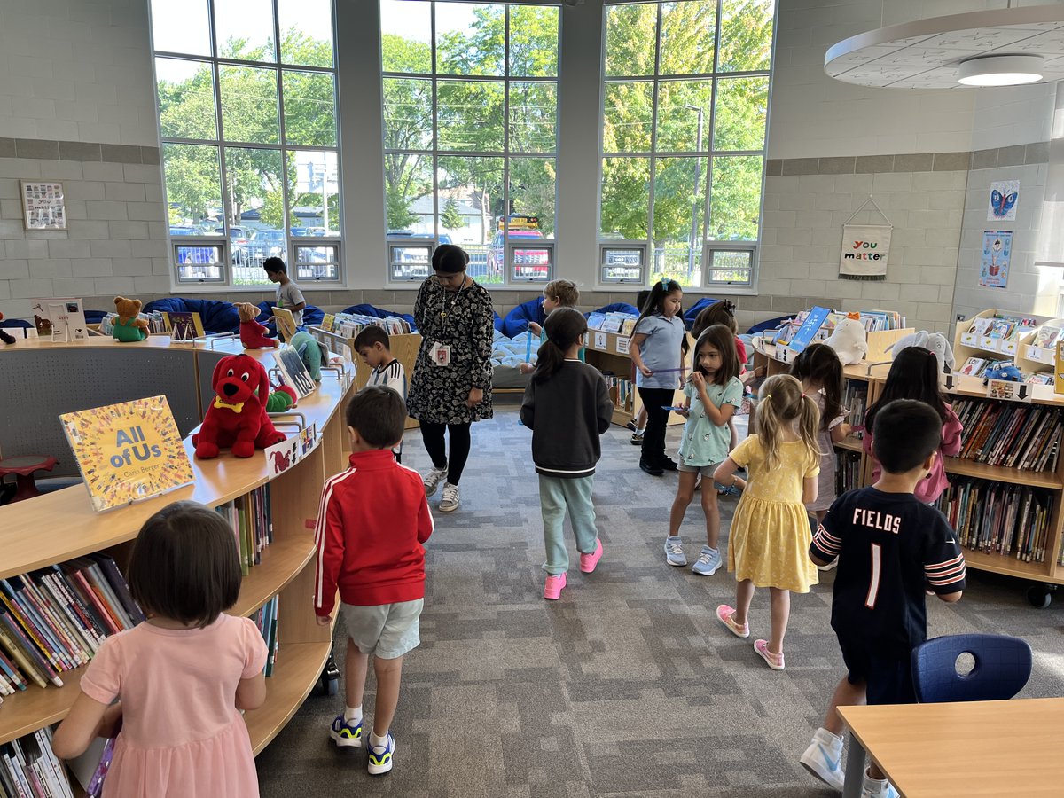 MeyerLib_SD735's tweet image. The first weeks of this school year have flown by! We&apos;ve been busy exploring the different areas of the library, reading stories, and checking out our first books in kindergarten. Pre-K students will get to start checking out books next week! 📚💖