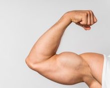 nuestro brazo después de haber revoleado el pañuelo durante toda la canción
