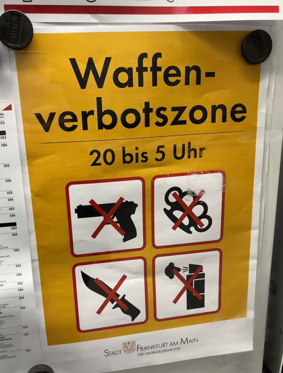 Frankfurt Hauptbahnhof. Schusswaffen nur tagsüber - da bin ich ja beruhigt.