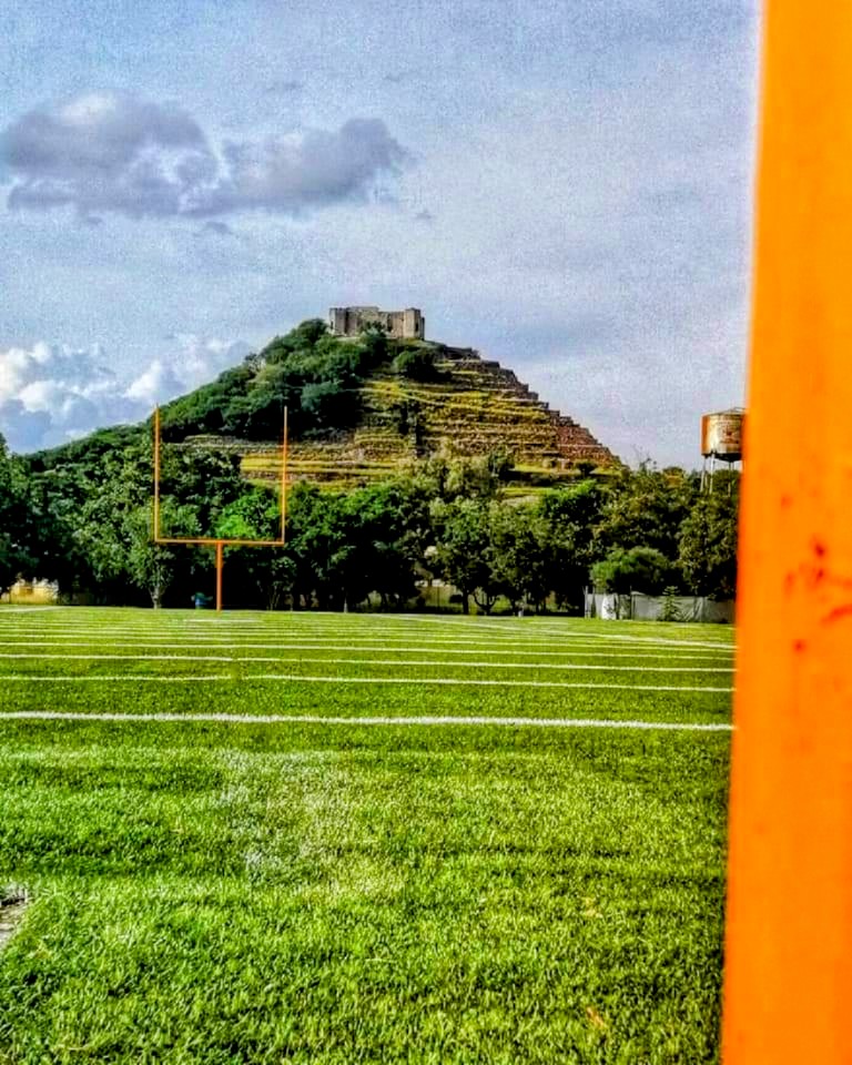 misanmiguel's tweet photo. El único campo de fútbol americano con una pirámide en la cabecera. https://t.co/CoKDYcIi66
