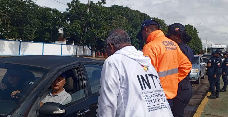 InttContigo's tweet photo. #Prevecion | #INTT El Tigre con la @PNBVzla informa a los conductores sobre las medidas de prevención para garantizar el uso de implementos de seguridad y el respeto a las leyes de tránsito. https://t.co/sVwcZuMDx6