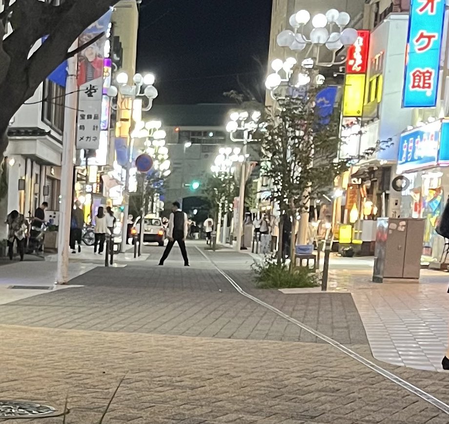 酔っ払ったボーイと2人で帰ってたとき

🤵🏻‍♂️「うわーおっぱい揉みてぇ」
👩🏻「わたしのでよかったらどうぞ」

何気なく返したら
後ろから優しく揉まれた🙈

🤵🏻‍♂️「あ〜最高///」

シチュエーションも触り方もエロすぎる…💗
その一瞬でﾑﾗﾑﾗしちゃって
帰ってから1人でしたのは内緒🤫💭