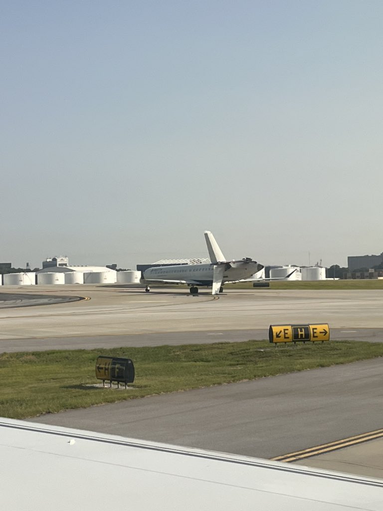 jmurphylane's tweet photo. #deltacrash #deltaaccident Two delta planes collide on the tarmac at ATL 🤯 https://t.co/8Pw3dwKKU3