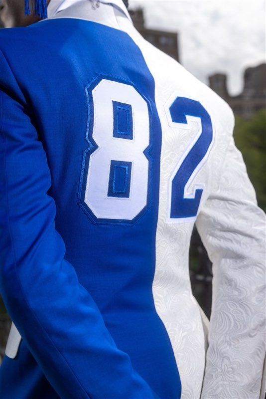 SMH_ATELIER's tweet image. "Why buy a custom suit that matches your football uniform? Because who says you can’t look like a champ on and off the field? 🏈👔 #SuitUp #GameDayGlam #SeanMHortonAtelier