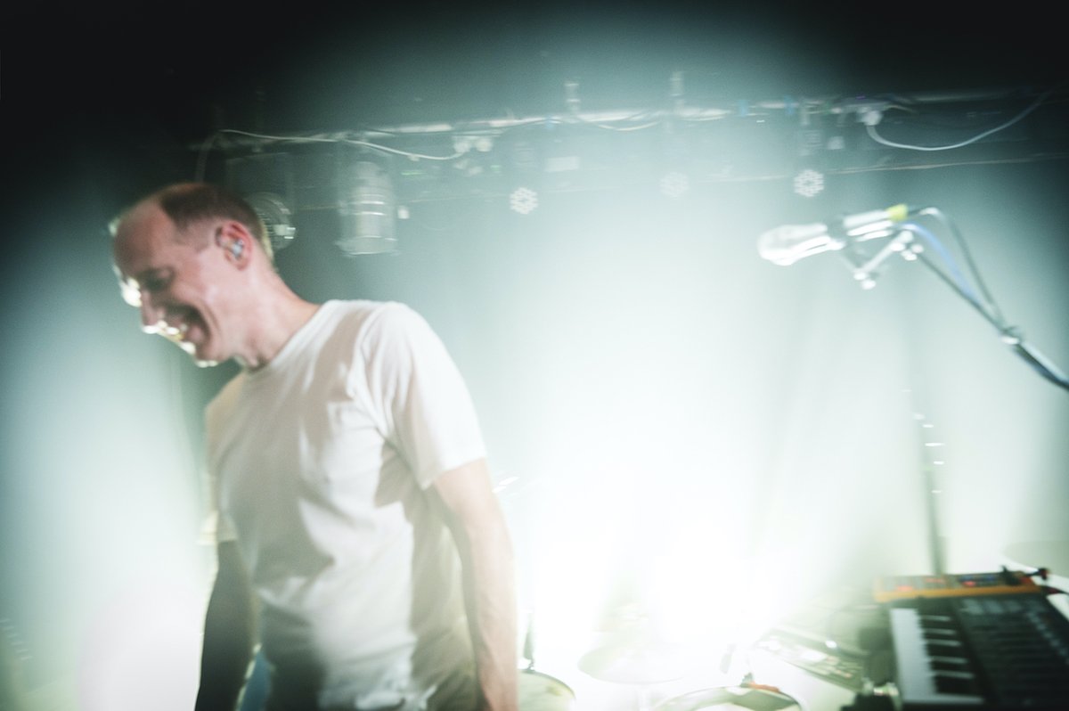 .<a href="/caribouband/">Caribou</a>'s <a href="/WaitingRoomN16/">The Waiting Room</a> residency is a triumph of scale - Ana Lamond heads to the intimate basement for Dan Snaith's most intimate show in about two decades...

clashmusic.com/live/caribous-…
