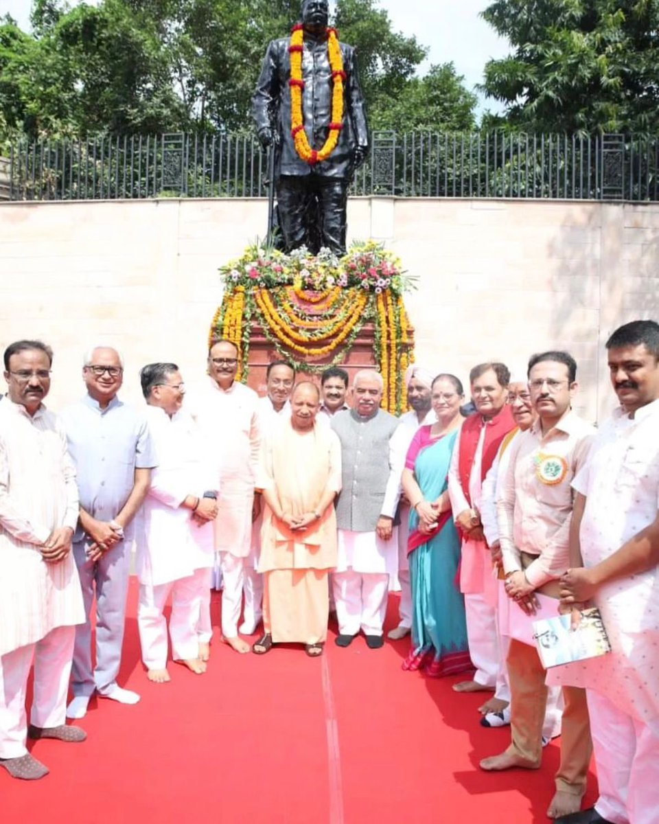 sushantsinghbjp's tweet photo. आज लखनऊ में महान स्वतंत्रता संग्राम सेनानी, उत्तर प्रदेश के प्रथम मुख्यमंत्री 'भारत रत्न' पंडित गोविंद बल्लभ पंत जी की पावन जयंती के अवसर पर मा० मुख्यमंत्री श्री @myogiadityanath जी की गरिमामयी उपस्थिति में लोक भवन स्थित प्रतिमा पर पुष्पांजलि अर्पित कर नमन किया । https://t.co/3jsITApkcN
