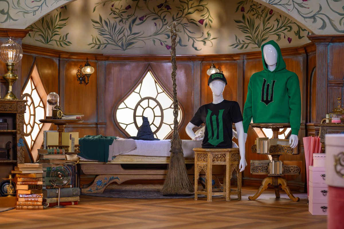 WICKED DINING AND RETAIL EXPERIENCES ARE COMING TO BOTH UNIVERSAL ORLANDO AND HOLLYWOOD AND I NEED TO BE THERE NOW!!!!!!!!!!!! ELPHABA, GLINDA, AND FIYERO M&amp;G WHEN?!