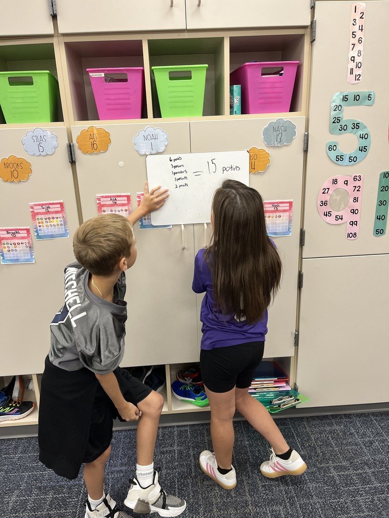 ElementarySalem's tweet photo. Miss Clark's class is working on math with vertical work spaces! https://t.co/8zHM1qAo9z