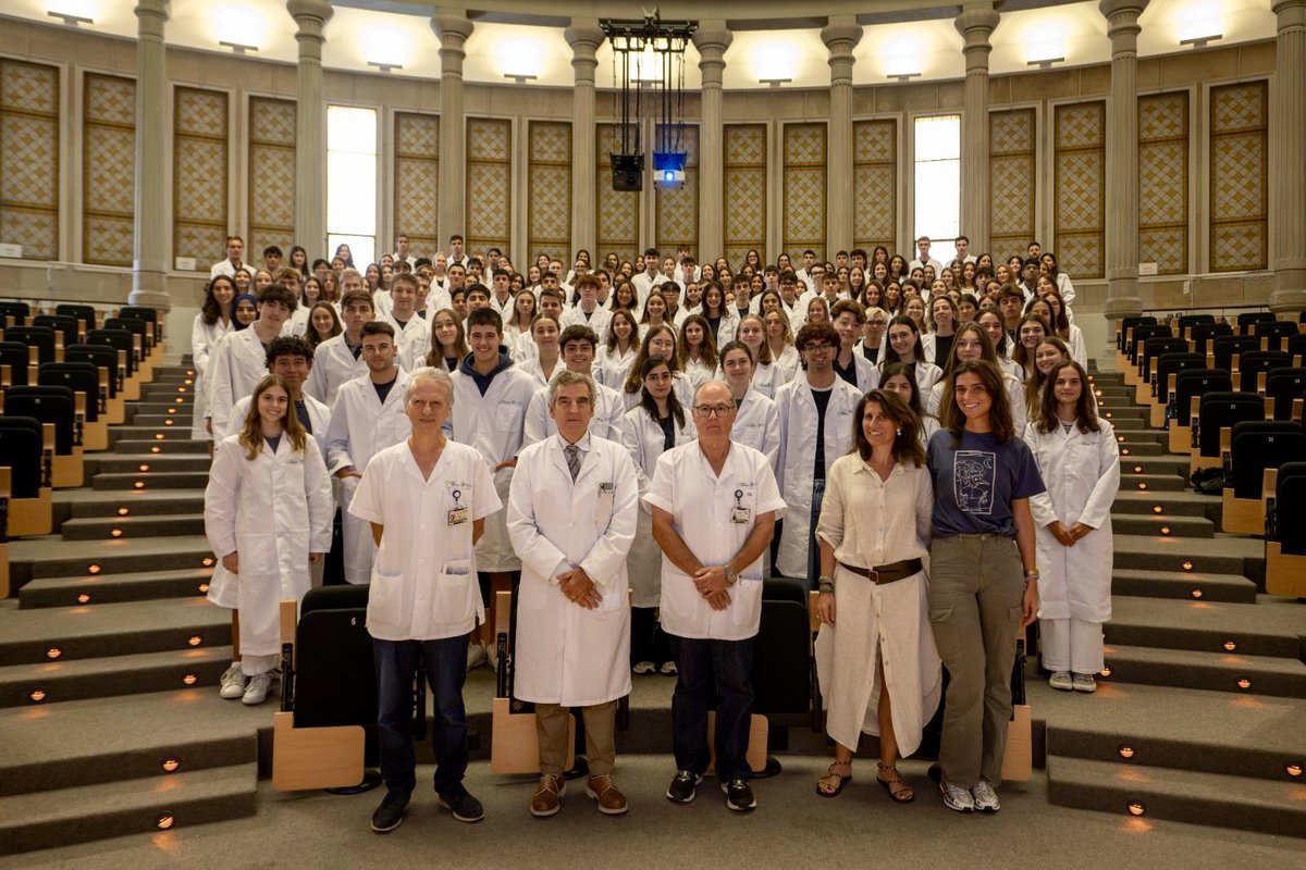 ToniTrilla's tweet photo. Dia 10/9/24:
Inauguració del curs pels nous alumnes de Medicina-UB (Campus Clínic).
Arribaran lluny, perqué faran aquest viatge acompanyats.
I dues intervencions per recordar: Dra. Mónica Retuerto👏🏻👏🏻 i Dra. Carla Fernández de Retana 👏🏻👏🏻
Benvinguts a la Facultat! https://t.co/NQwRdRDy97
