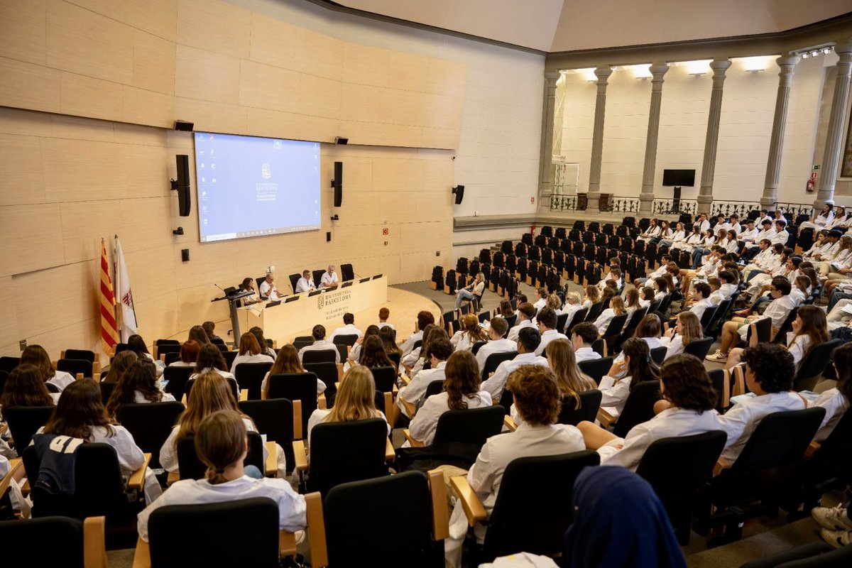 ToniTrilla's tweet photo. Dia 10/9/24:
Inauguració del curs pels nous alumnes de Medicina-UB (Campus Clínic).
Arribaran lluny, perqué faran aquest viatge acompanyats.
I dues intervencions per recordar: Dra. Mónica Retuerto👏🏻👏🏻 i Dra. Carla Fernández de Retana 👏🏻👏🏻
Benvinguts a la Facultat! https://t.co/NQwRdRDy97