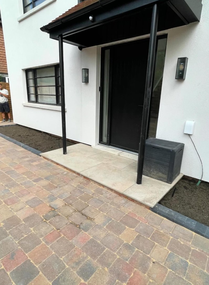 CountrySupplie's tweet photo. The proof is in the paving - Tobermore Heather was the perfect choice for this stunning property in Cobham! 💚

Featuring 200sqm of Tobermore Tegula Heather Trio block paving, this front garden transformation is now looking fantastic thanks to DNA Groundworks. https://t.co/9XvlKvyWDo