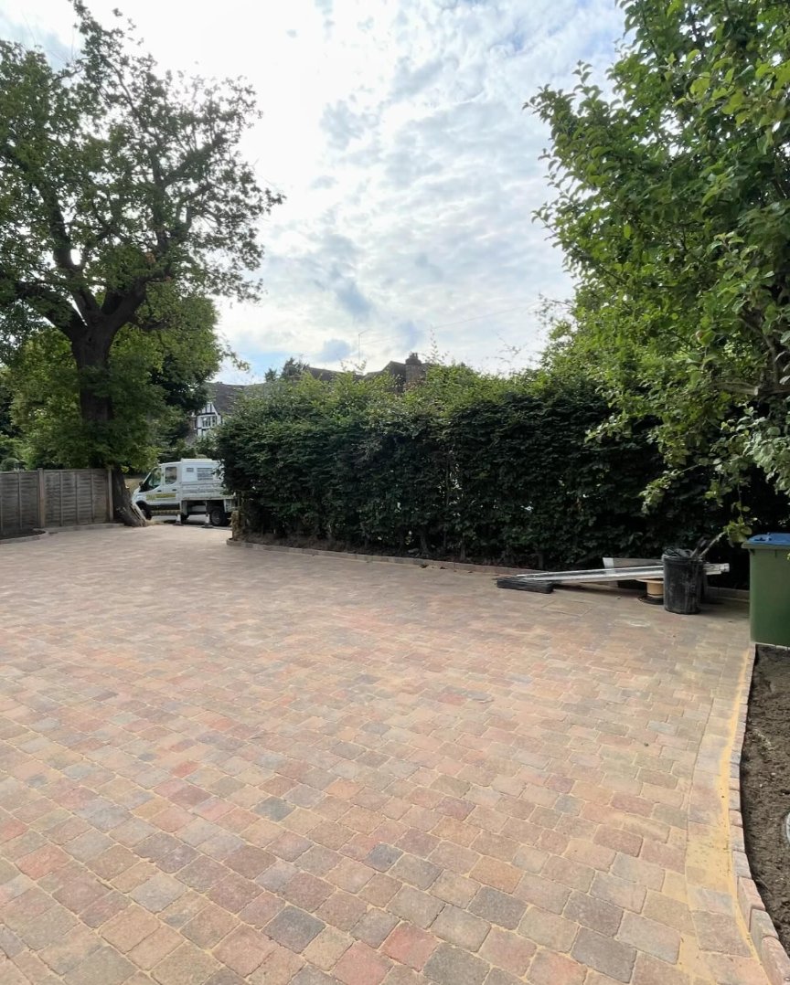 CountrySupplie's tweet photo. The proof is in the paving - Tobermore Heather was the perfect choice for this stunning property in Cobham! 💚

Featuring 200sqm of Tobermore Tegula Heather Trio block paving, this front garden transformation is now looking fantastic thanks to DNA Groundworks. https://t.co/9XvlKvyWDo