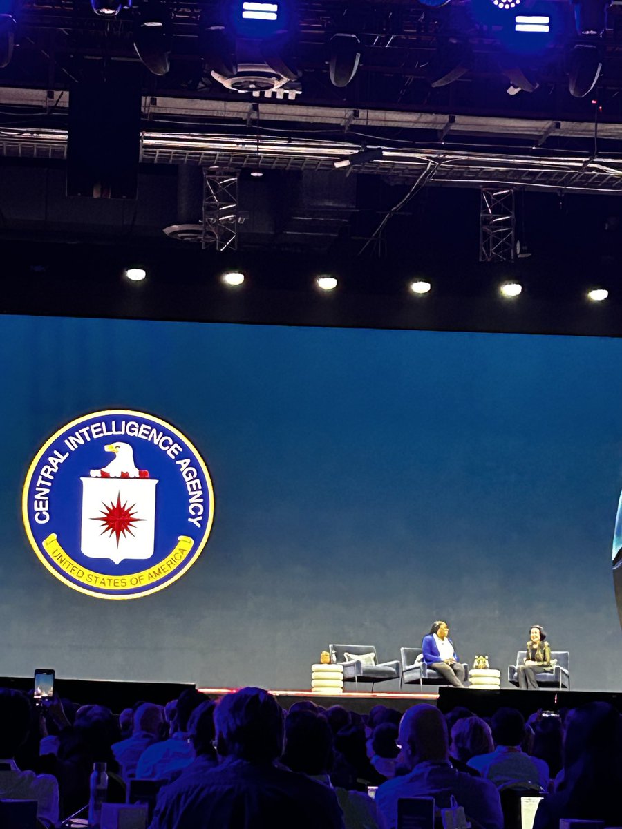 1977..the CIA is Oracle’s first customer —still a critical and satisfied client. L’nai Jones and @safracatz on stage at #ocw