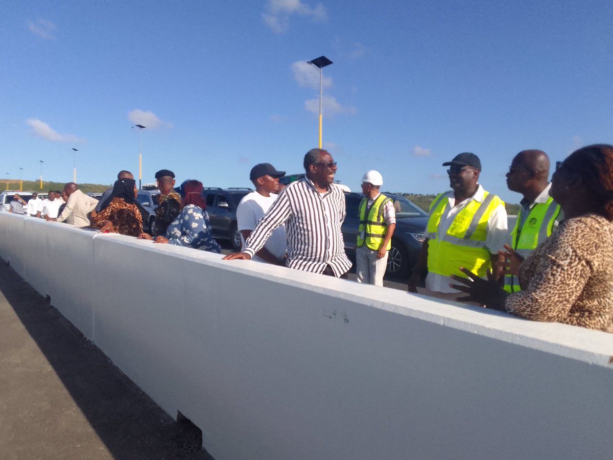 Fredsomi's tweet photo. Earlier today, Government Delivery Unit from Office of Chief Cabinet Secretary led by CoS together with Coastal R.C inspected progress of Dongo Kundu project and SEZ in Mombasa.
#Gokdelivers
#KeNHAdelivers https://t.co/IKoKmYvhu0