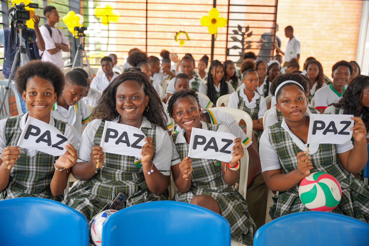 FondoFFIE's tweet photo. 🥳¡Estamos en Riosucio, #Chocó, entregando nuevos espacios educativos para la paz!🕊️

🏫La comunidad de la Institución Educativa Saulo Sánchez está recibiendo el más reciente fruto de la nuestra alianza con @fondopazco y @Mineducacion: nueve aulas, comedor, cocina, baños y cancha para 360 estudiantes.
