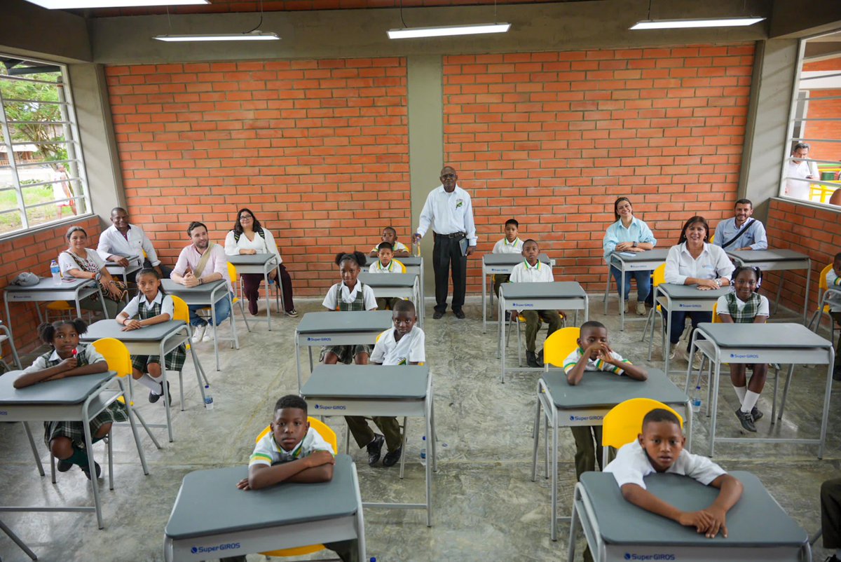 FondoFFIE's tweet photo. 🥳¡Estamos en Riosucio, #Chocó, entregando nuevos espacios educativos para la paz!🕊️

🏫La comunidad de la Institución Educativa Saulo Sánchez está recibiendo el más reciente fruto de la nuestra alianza con @fondopazco y @Mineducacion: nueve aulas, comedor, cocina, baños y cancha para 360 estudiantes.