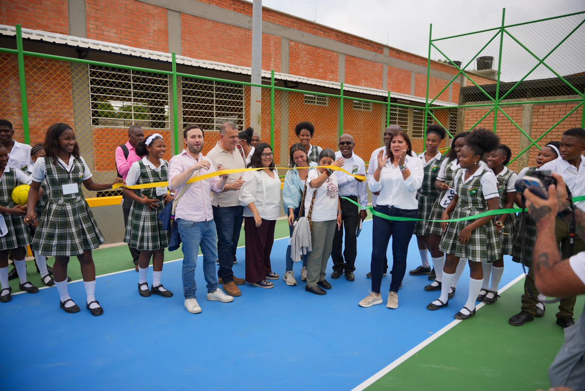 FondoFFIE's tweet photo. 🥳¡Estamos en Riosucio, #Chocó, entregando nuevos espacios educativos para la paz!🕊️

🏫La comunidad de la Institución Educativa Saulo Sánchez está recibiendo el más reciente fruto de la nuestra alianza con @fondopazco y @Mineducacion: nueve aulas, comedor, cocina, baños y cancha para 360 estudiantes.