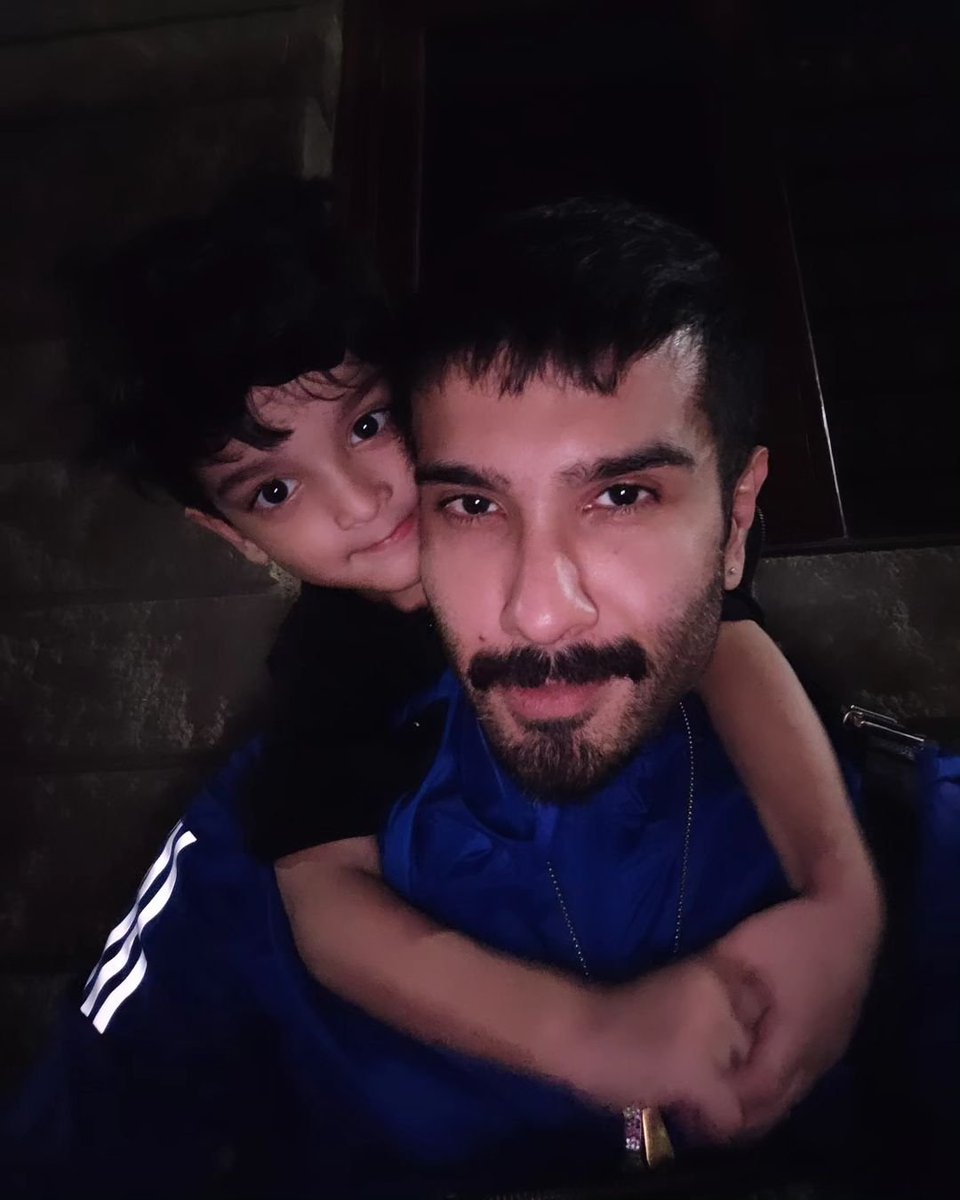 Ayeza is right they're looking 
like a twins 💑💑

#ferozekhan