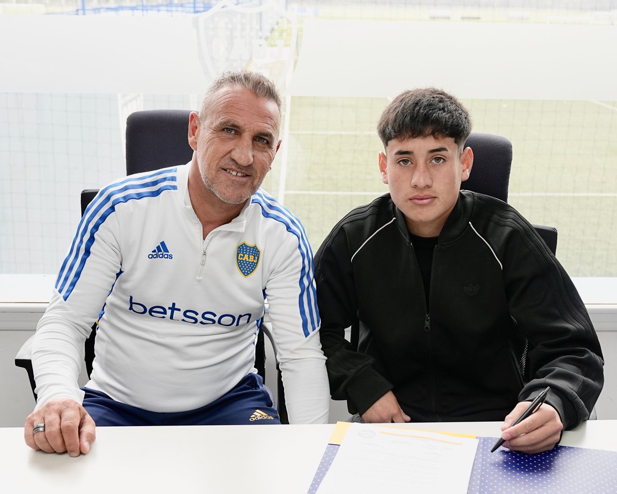 BocaJrsOficial's tweet photo. ✍️ ¡Primer contrato para Leonel Flores y Tomás Aranda! 

Los jugadores categoría 2007 firmaron su primer vínculo oficial con Boca, hasta diciembre 2026, junto a Raúl Cascini del Consejo de Fútbol 💙💛💙 https://t.co/YalvwAh6dc