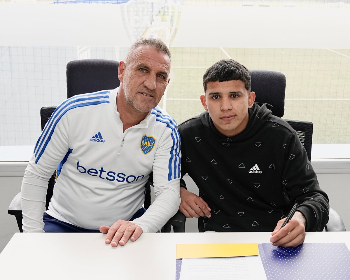 BocaJrsOficial's tweet photo. ✍️ ¡Primer contrato para Leonel Flores y Tomás Aranda! 

Los jugadores categoría 2007 firmaron su primer vínculo oficial con Boca, hasta diciembre 2026, junto a Raúl Cascini del Consejo de Fútbol 💙💛💙 https://t.co/YalvwAh6dc