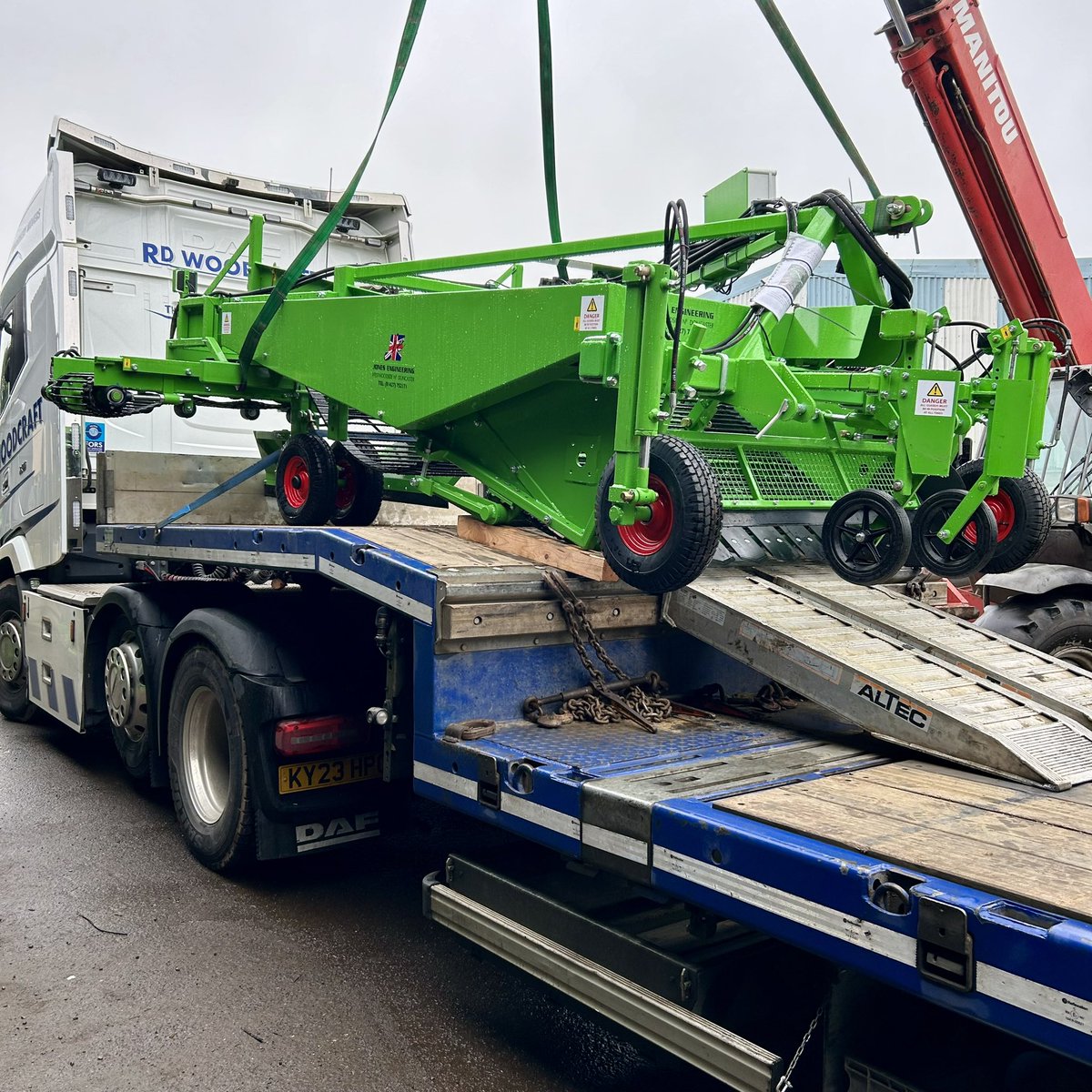 JonesVeg1's tweet image. Single windrower loaded and on route to Bedfordshire

#jonesengineering #newmachine #windrower #britishmade